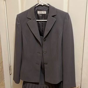 Tahari suite. Pencil skirt.